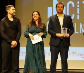 Abel Caballero entrega el premio a mejor película para El Tirabeque de la productora Abismo Caracol